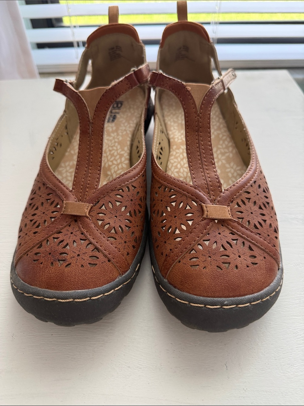 Women’s Size10 Adjustable Shoes.  Brown.  JBU - Picture 5 of 5